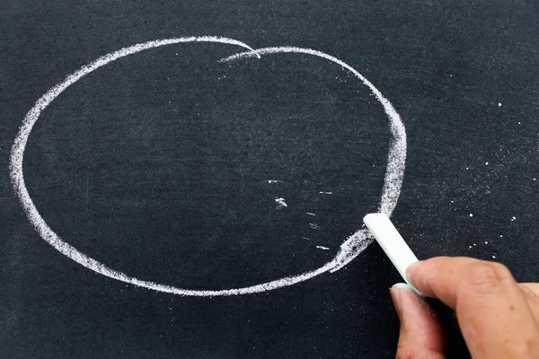 Homme tenir craie blanche pour écrire quelque chose sur le tableau noir avec un fond de cercle (Concept pour les entreprises ou l'éducation par avoir de l'espace pour ajouter du texte ) — Photo