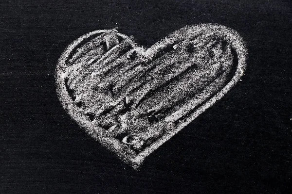 Dessin à la craie blanche en forme de coeur sur fond de tableau noir utilisation pour la décoration dans la Saint-Valentin, amour, couple ou concept d'engagement — Photo