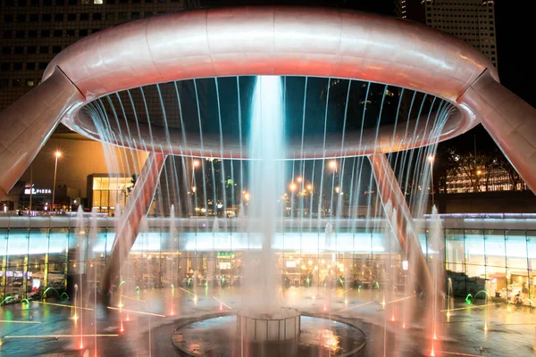 Singapore - 7 mei 2017: Fountain of Wealth is de destinatioin van de beroemde reizen gevestigd in Suntec torens, Singapore. — Stockfoto