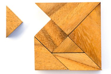 Ahşap tangram bulmacanın kare şekli bekleyin beyaz için yerine getirmek 