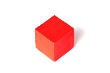 Beyaz zemin üzerine kırmızı ahşap kübik şekli