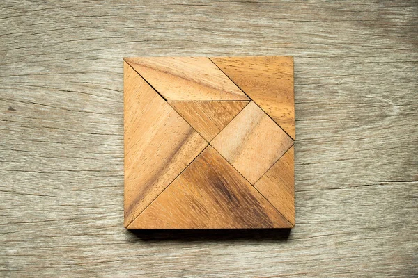 Γρίφος τανγκράμ σε τετράγωνο σχήμα σε φόντο ξύλινη — Φωτογραφία Αρχείου