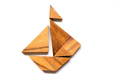 Beyaz arka planda (konsept işe başlamak veya girişimci için yelkenli tekne şeklinde ahşap tangram bulmacanın)
