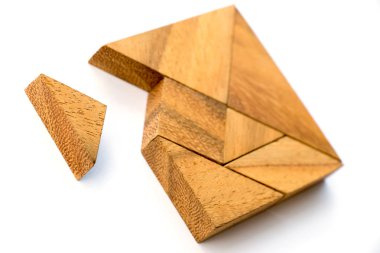 Ahşap tangram bulmacanın kare şekli bekleyin beyaz arka plan üzerinde karşılamak için
