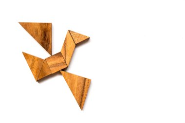 Kuş şekli beyaz arka plan üzerinde uçan ahşap tangram bulmacanın (186 açıklama ahşap tangram bulmacanın kuş şekli (işe başlamak veya girişimci kavramı) beyaz arka plan üzerinde uçan 141