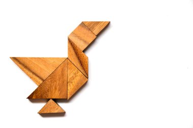 Beyaz arka plan üzerinde ördek şeklinde bulmaca ahşap tangram