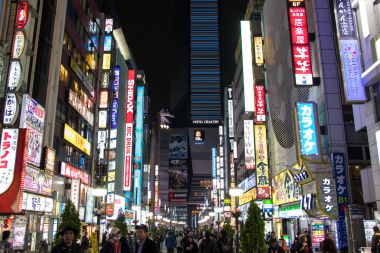 Tokyo, Japonya - 24 Nisan 2017: Kabukicho bölgesinin Tokyo Japonya'nın gece cadde görünümü. Kabukicho hotel gracery, eğlence ve bar godzilla başında var sokağım.
