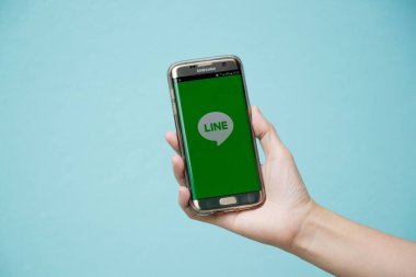 Bangkok, Tayland 8 Temmuz 2017: android akıllı telefon düzenlenen kadın 