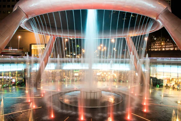 Singapore - 7 mei 2017: Fountain of Wealth is de beroemde reisbestemming gevestigd in Suntec torens, Singapore. — Stockfoto