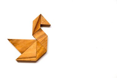 Beyaz arka plan üzerinde kuğu şeklinde bulmaca ahşap tangram