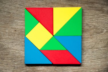 Renkli oyuncak puzzle ahşap arka plan üzerinde geometrik kare şeklinde