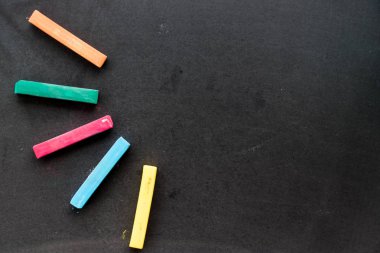 Kopya alanı için kara tahta zemin üzerine renkli tebeşir metin ekleme