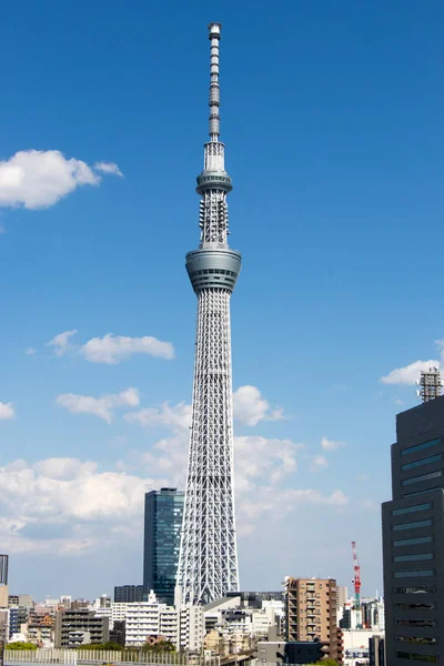 東京都 4 月 23,2017 東京スカイツリー、青い空を背景に日本で最高の塔 — ストック写真
