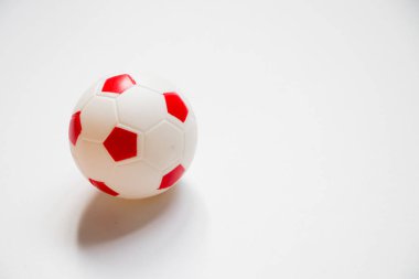 Futbol çocuk oyuncak beyaz zemin üzerine yerleştirilir