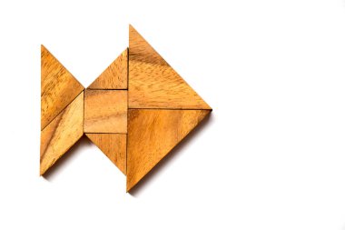 Beyaz arka plan üzerinde balık şeklinde bulmaca ahşap tangram