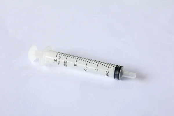 白い背景の上に透明なプラスチック注射器 — ストック写真