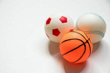 Futbol, beyzbol ve basketbol grup beyaz zemin üzerine yerleştirilir