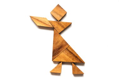 Adam şekli beyaz arka plan üzerinde şarkı içinde ahşap tangram bulmacanın 