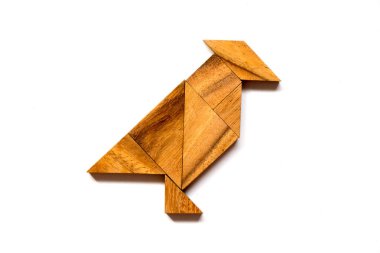 Beyaz arka plan üzerinde kuş şeklinde bulmaca ahşap tangram