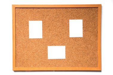 Kahverengi mantar ahşap çerçeve ile yönetim kurulu ve beyaz arka plan üzerinde ek not kağıdı var