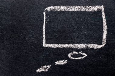 Beyaz tebeşir kara tahta arka plan (kavram olarak düşünme balonu konuşma çizim)