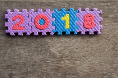 Oyuncak alfabe bağlanmak ifadeler 2018 üzerinde ahşap arka plan için (kavramı mutlu yeni yıl)