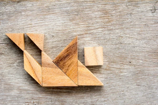 Ahşap tangram bulmacanın insan yanılmak ve düşme şekli (konsept iş yüz kriz için) 