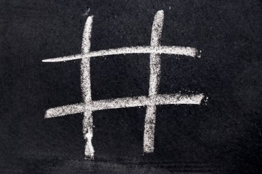 Çizim Tic Tac Toe boş şekli kara tahta arka plan üzerinde beyaz tebeşir