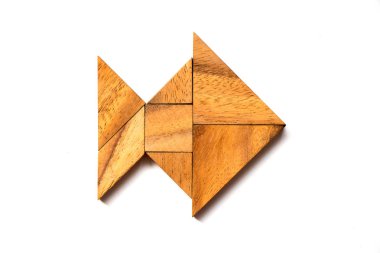 Beyaz arka plan üzerinde balık şeklinde bulmaca ahşap tangram