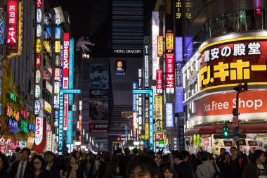 Tokyo, Japonya - 24 Nisan 2017: Kabukicho bölgesinin Tokyo Japonya'nın gece cadde görünümü. Kabukicho hotel gracery, eğlence ve bar godzilla başında var sokağım.