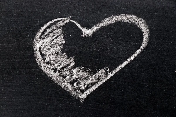 Dessin à la craie blanche en forme de coeur sur fond de tableau noir utilisation pour la décoration dans la Saint-Valentin, amour, couple ou concept d'engagement — Photo