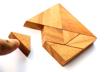 Ahşap tangram bulmacanın kare şekli bekleyin beyaz için yerine getirmek 