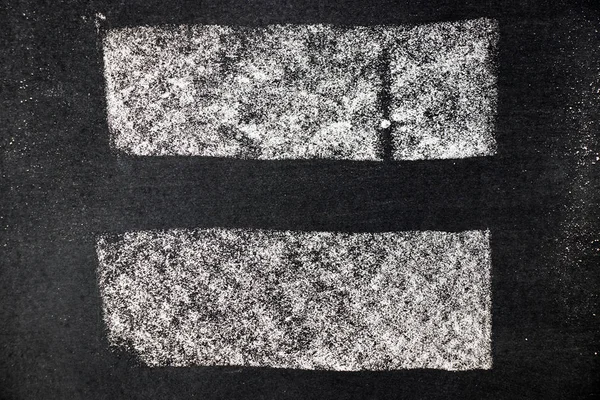 Набір білого крейдяного малюнка як лінійний пензлик на фоні чорної дошки — стокове фото