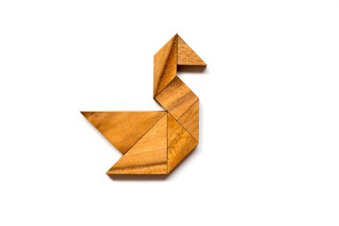 Beyaz arka plan üzerinde kuğu şeklinde bulmaca ahşap tangram