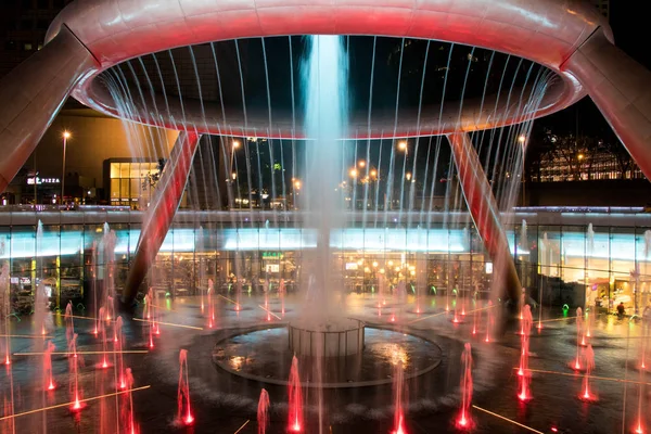 Singapore - 7 mei 2017: Fountain of Wealth is de beroemde reisbestemming gevestigd in Suntec torens, Singapore. — Stockfoto