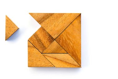 Ahşap tangram bulmacanın kare şekli bekleyin beyaz arka plan üzerinde karşılamak için