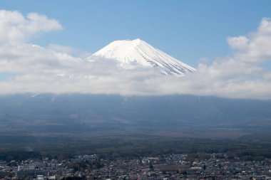Japonya'da ünlü dönüm noktası mavi gökyüzü arka plan üzerinde beyaz bulut ile Fuji Dağı