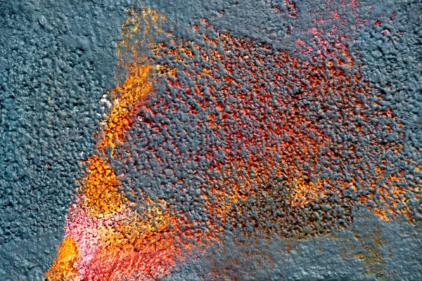 Pintura de color abstracta sobre fondo de bloque de hormigón (negro, rojo, naranja ) —  Fotos de Stock