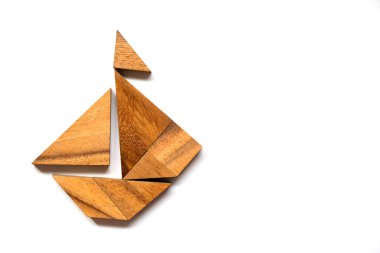 Beyaz arka planda (konsept işe başlamak veya girişimci için yelkenli tekne şeklinde ahşap tangram bulmacanın)