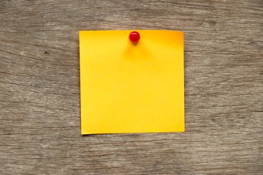 Sarı kağıt PIN'i kahverengi ahşap zemin faturası, haber veya yapılacaklar listesi