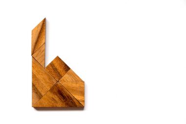 Fabrika veya beyaz arka plan üzerinde ev şekli bulmaca ahşap tangram