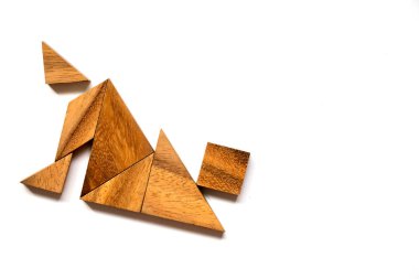 Ahşap tangram bulmacanın içinde düşen adam beyaz arka plan (iş başarısızlık veya kriz kavramı üzerinde şekil)