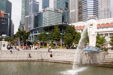 Singapur, 10 Mayıs 2017: Merlion heykeli çeşme Singapur şehir manzarası. Merlion çeşme Singapur en ünlü turistik biridir.