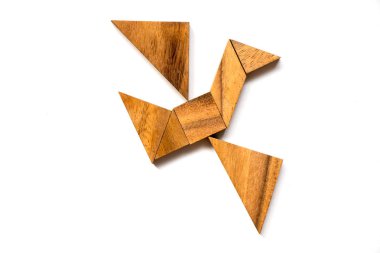 Kuş şekli beyaz arka plan (işe başlamak veya girişimci kavramı üzerinde uçan ahşap tangram bulmacanın)