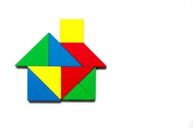 Beyaz arka planda (konsept rüya ev, Emlak kredi veya ev yatırım için ev şekil olarak renkli tangram)