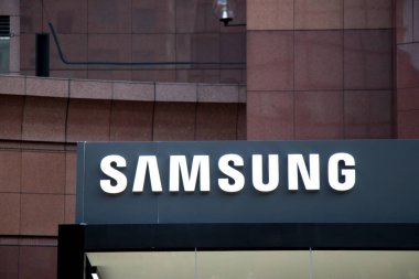 Orchard road, Singapore: 7 Mayıs 2017: Orchard road, Singapur bulunan binasında Samsung logo