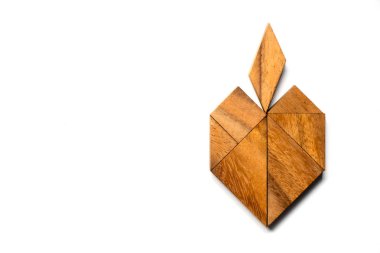 Beyaz arka plan üzerinde elma şeklinde bulmaca ahşap tangram
