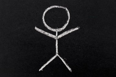 Çizim insan şekli kara tahta arka plan üzerinde beyaz tebeşir