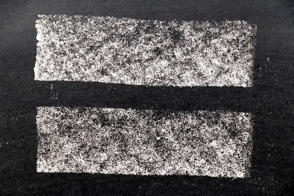 Textura de pintura de tiza blanca sobre fondo de pizarra negra para decoración o capa grunge —  Fotos de Stock