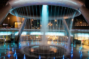 Singapur - 7 Mayıs 2017: Çeşme zenginlik olduğunu Suntec Towers, Singapur'da bulunan ünlü seyahat hedef.